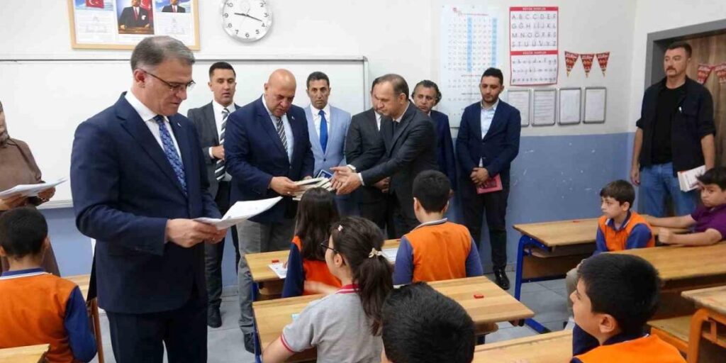 Van’da öğrencilerin karne heyecanı