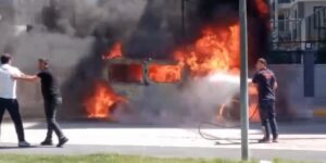 Van’da park halindeki minibüs alev alev yandı