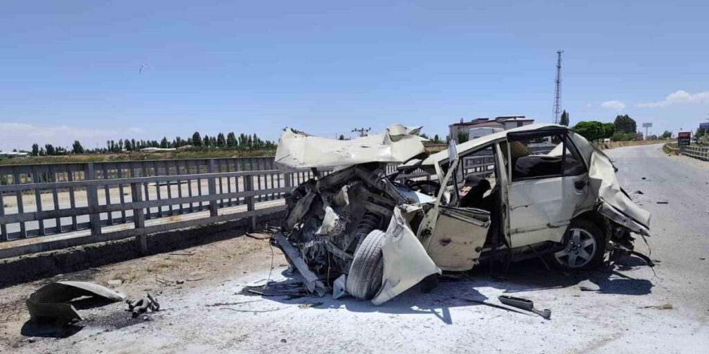 Van’da tır otomobile çarptı; 4 yaralı