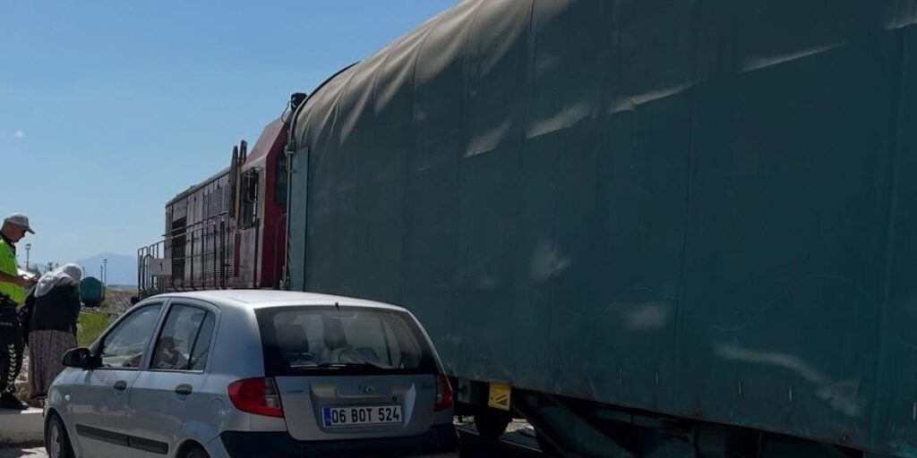 Van’da tren hemzemin geçitte otomobile çarptı: 1 hafif yaralı
