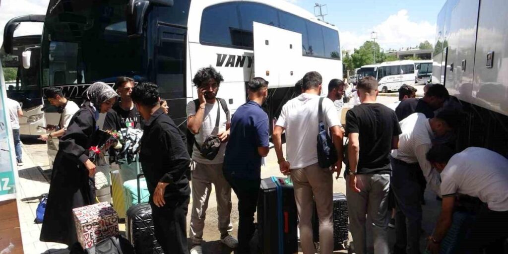 Van’daki otogarda bayram yoğunluğu başladı