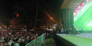 Vanspor FK taraftarları final coşkusunu dev ekranda yaşıyor