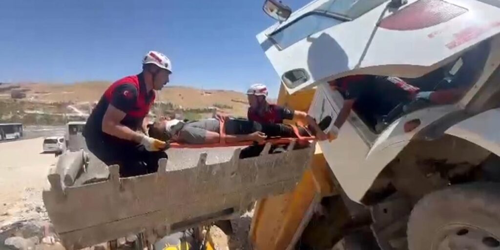 Yaralı sürücü kepçe ile kurtarıldı