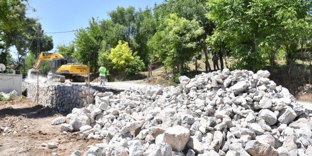 Yeşilyurt Belediyesi’nden Şahnahan’a taş duvarla güvenli yol