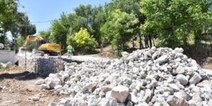 Yeşilyurt Belediyesi’nden Şahnahan’a taş duvarla güvenli yol