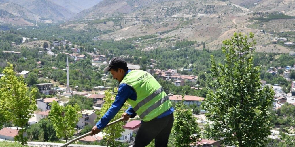Yeşilyurt’ta parklar yaza hazırlanıyor