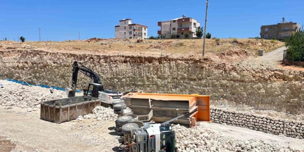 Yük boşaltan kamyon devrildi