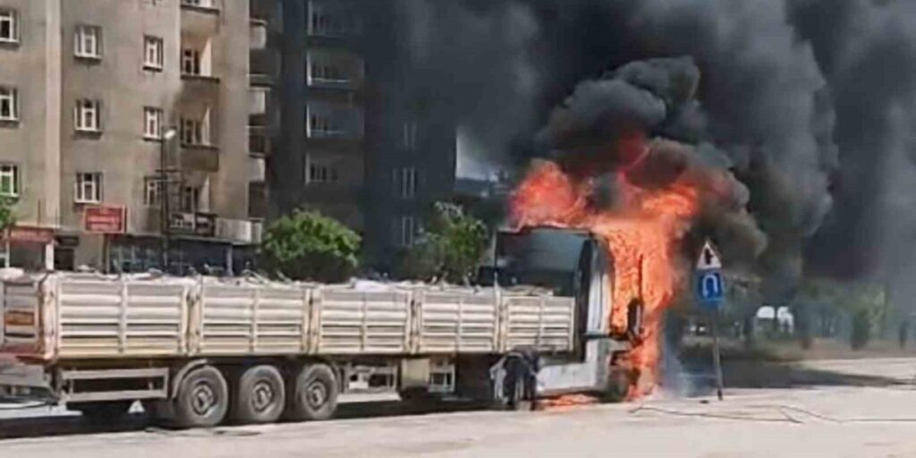 Yüksekova’da seyir halindeki tır alev alev yandı
