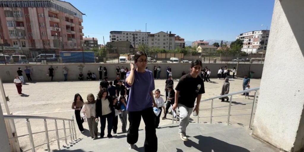 Yüksekova’da YKS heyecanı: 24 okulda 6 bin 600 öğrenci sınava girdi