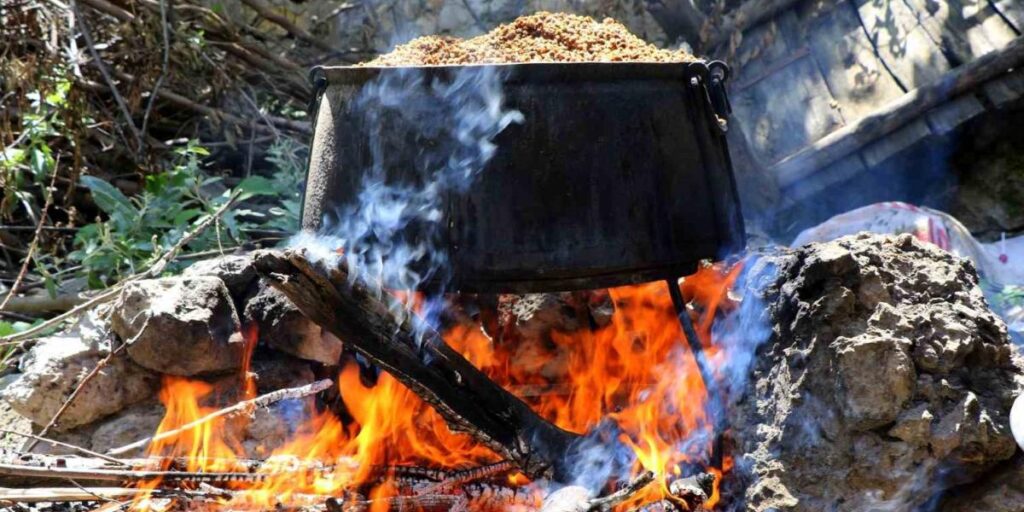 Yüzyıllardır süren geleneksel yöntemlerle pekmez yapımı