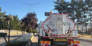 Adıyaman Belediyesi’nden yaz aylarında yeşil alanlara özel bakım