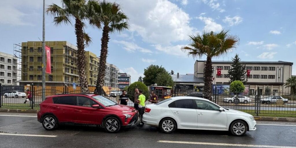 Adıyaman’da iki otomobil çarpıştı: 2 Yaralı