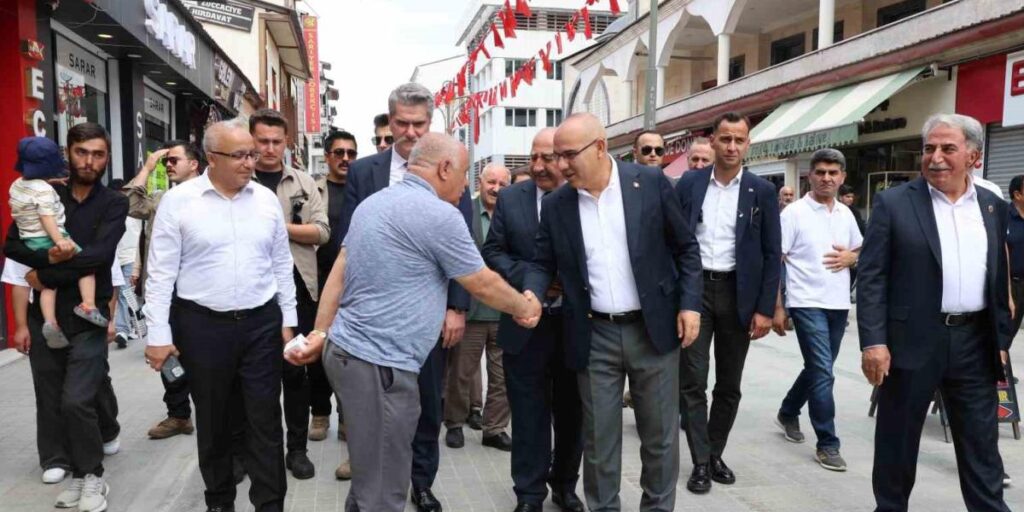 Ağrı Valisi Koç, Cumhuriyet Caddesi’nde esnaf ve vatandaşlarla 15 Temmuz’u andı