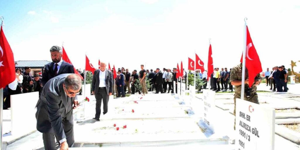 Ağrı’da yenilenen Merkez Şehitlik Anıtı törenle açıldı