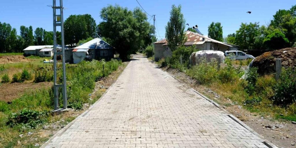 Ağrı’nın Eliaçık köyünde 7 bin metrekare kilit parke çalışması tamamlandı