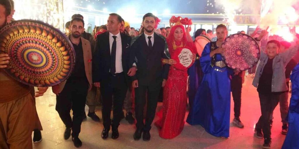 Aşiret düğününde damada 7 buçuk milyon, geline 1 buçuk kilo altın takıldı