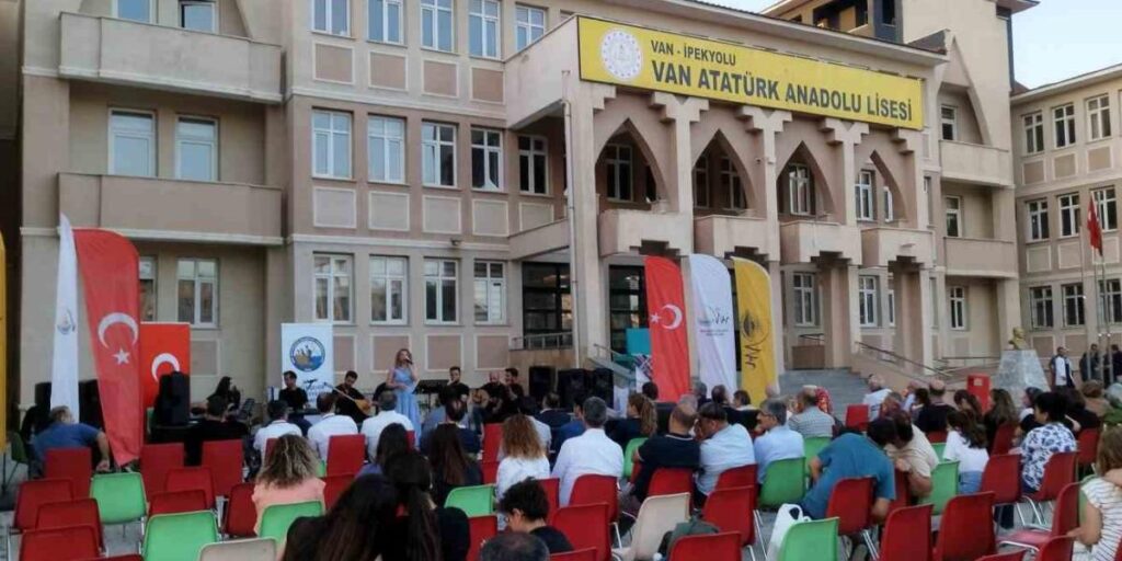 Atatürk Lisesi mezunları ikinci kez bir araya geldi