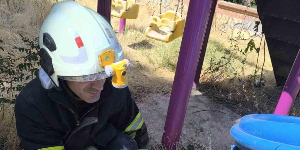 Batman’da kaydırağa sıkışan kediyi itfaiye ekipleri kurtardı