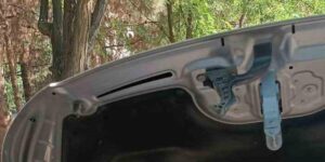 Batman’da otomobilin motoruna sıkışan kediyi itfaiye kurtardı