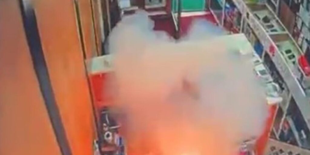 Bingöl’de cep telefonu bataryası bir anda patladı: O anlar güvenlik kamerasında