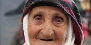 Buğday Meydanının 98 yaşındaki ninesi çorap satarak aile bütçesine katkıda bulunuyor