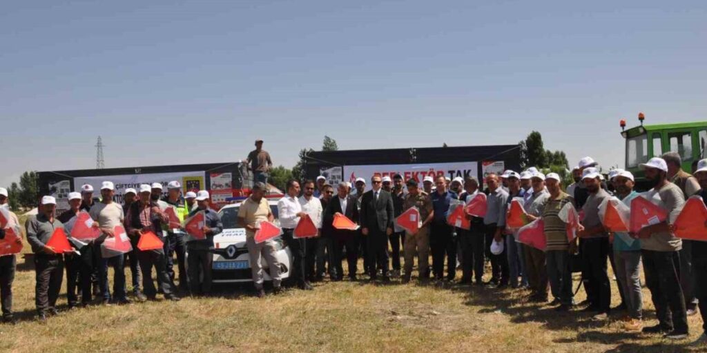 Bulanık’ta traktörlere reflektör takma programı