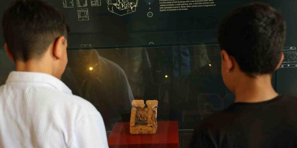 Çayönü Tepesi kazısından çıkartılan dünyanın ilk maket ev yapısı Diyarbakır Müzesi’nde sergileniyor