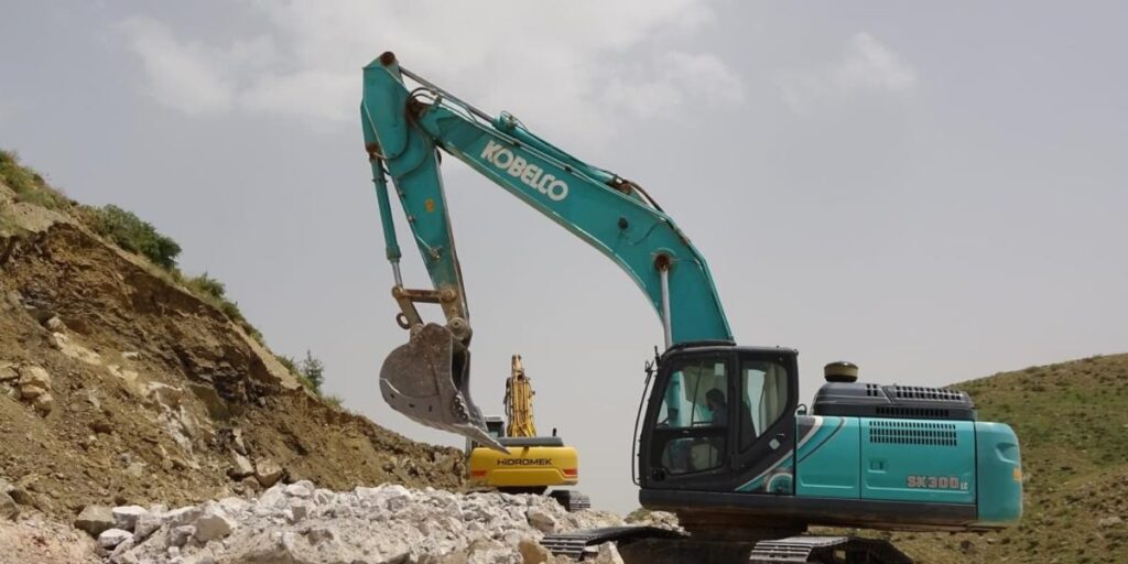 Çemikari Yaylası’ndaki yollarda çalışmalar devam ediyor