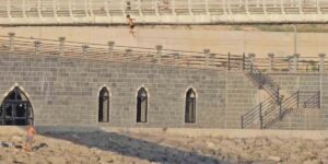 Çocuklar tehlikeye aldırış etmedi metrelerce yükseklikten suya atladı