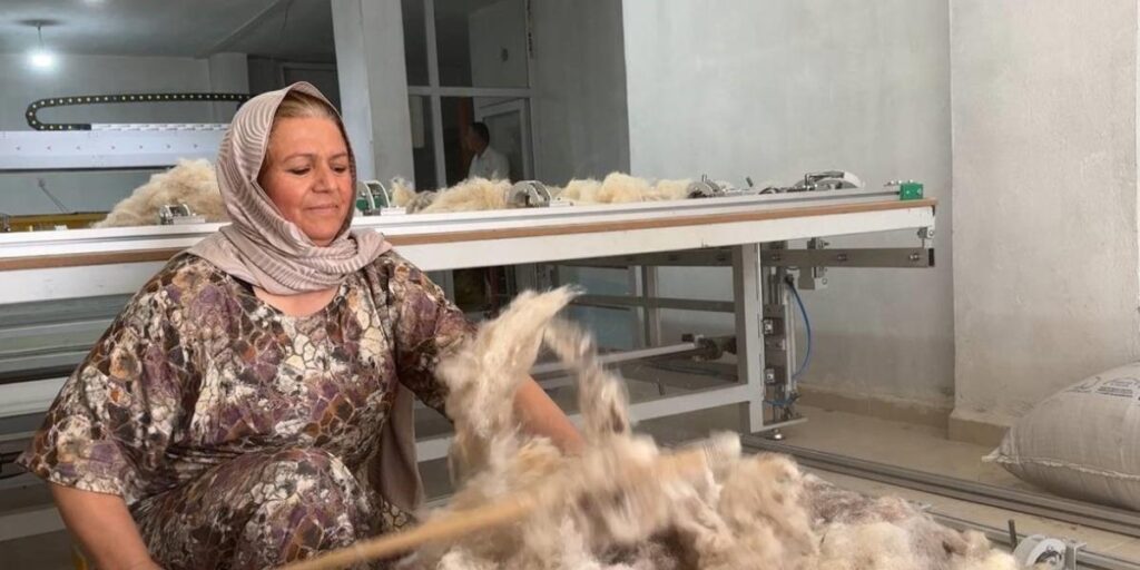 Çöpten topladığı yünlerle iş kurdu