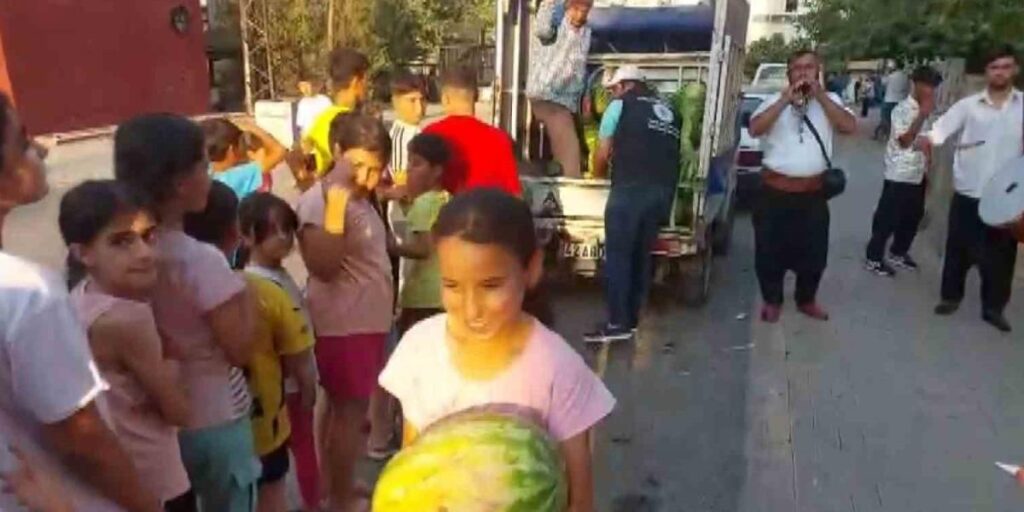 Davul zurna eşliğinde 7 ton karpuzu 10 dakikada dağıttı