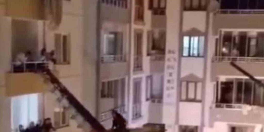 Dayak geleneğinden kaçan damat için yük asansörüyle eve girdiler