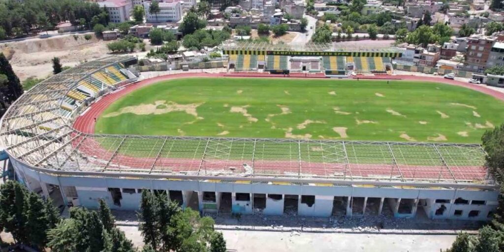 Depremde hasar gören 50 yıllık stadyum yerine yenisi yapılmak için yıkılıyor