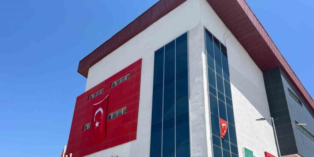 Diyadin’de sokaklar al bayrakla donatıldı