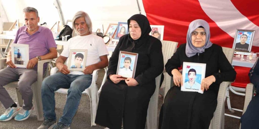 Diyarbakır anneleri terör örgütü PKK’nın silahları bırakmasını olumlu karşıladı