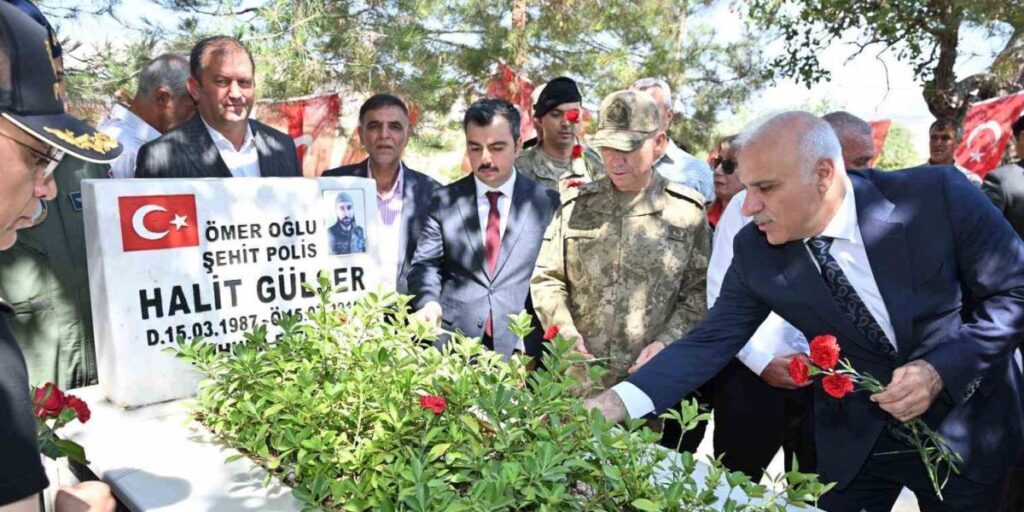 Diyarbakır’da 15 Temmuz şehitleri kabirleri başında dualarla anıldı