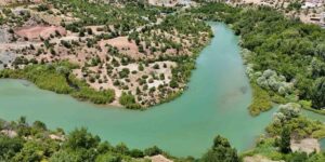 Diyarbakır’da berrak suyu ve yeşilliğiyle göz kamaştıran köy havadan görüntülendi