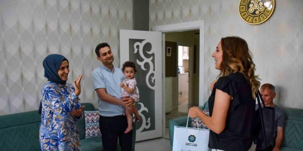 Diyarbakır’da işitme engelli ailelere ’Titreşimli Bebek Telsizi’ desteği