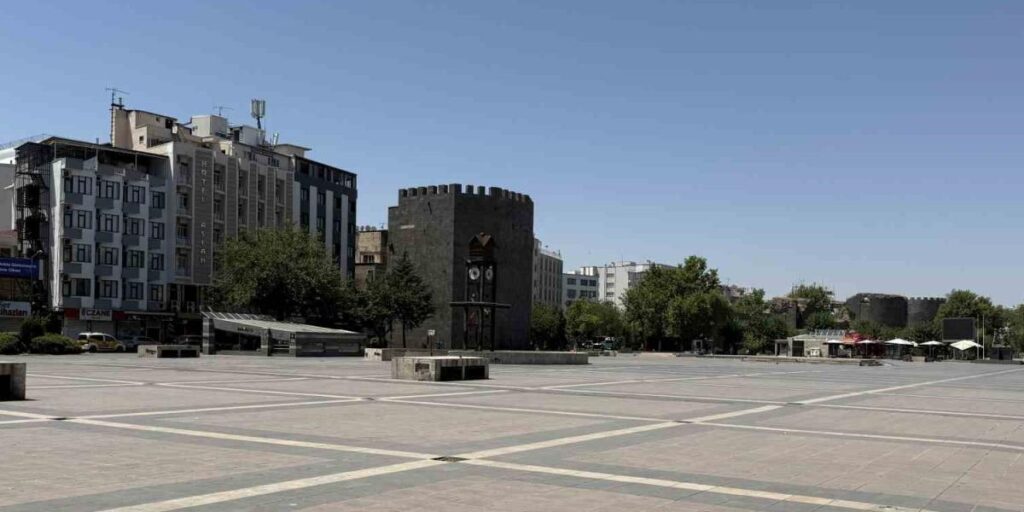 Diyarbakır’da kavurucu sıcaklar tarihi mekanları boşalttı