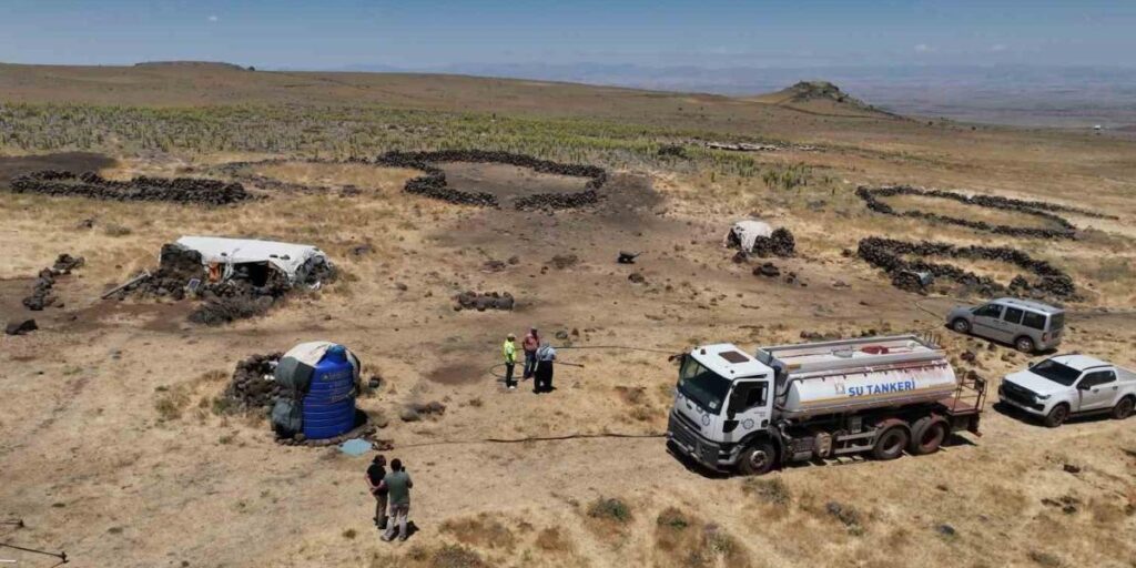 Diyarbakır’da yaylada kalan besicilerin hayvanlarına tankerlerle su taşınıyor