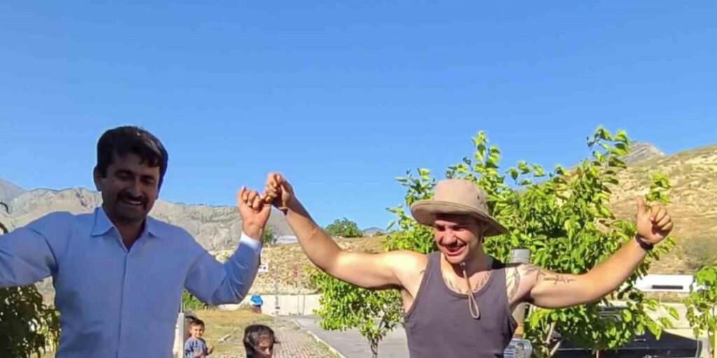 Dünyayı gezen Portekizli turist, Tortum Şelalesi’nde Erzurum havası oynadı