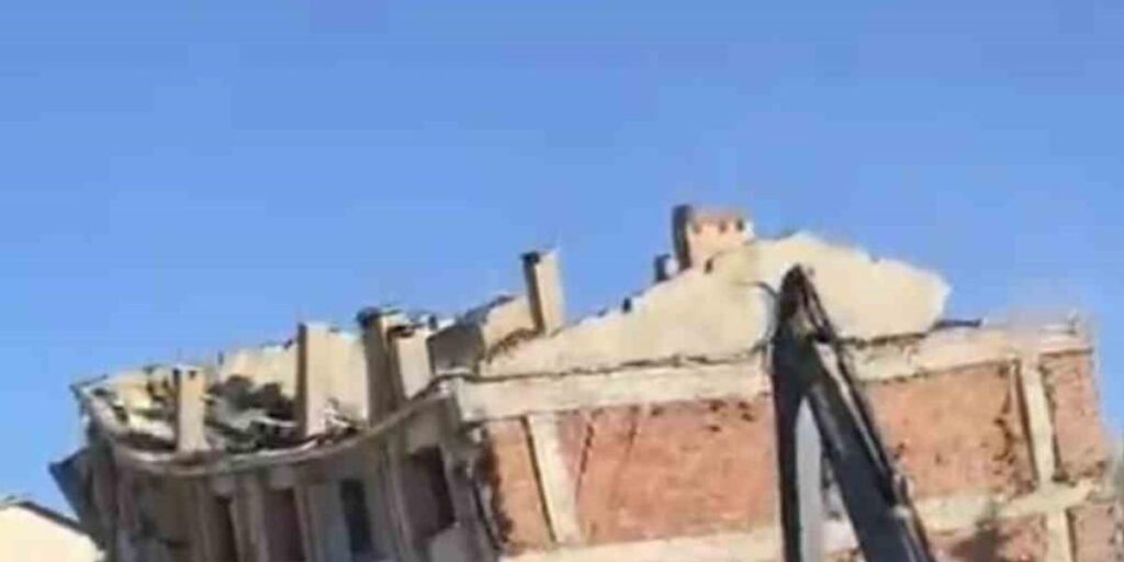 Elazığ’da ağır hasarlı binaların yıkımları sürüyor: Tek dokunuş ile yıkıldı