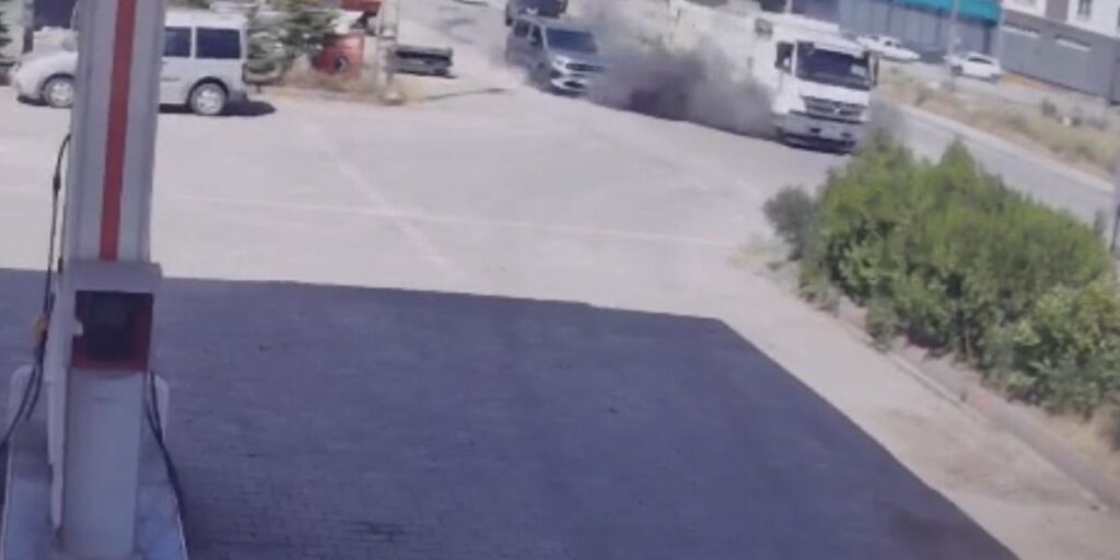 Elazığ’da lastiği patlayan kamyonun tel örgülere çarptığı kaza kamerada