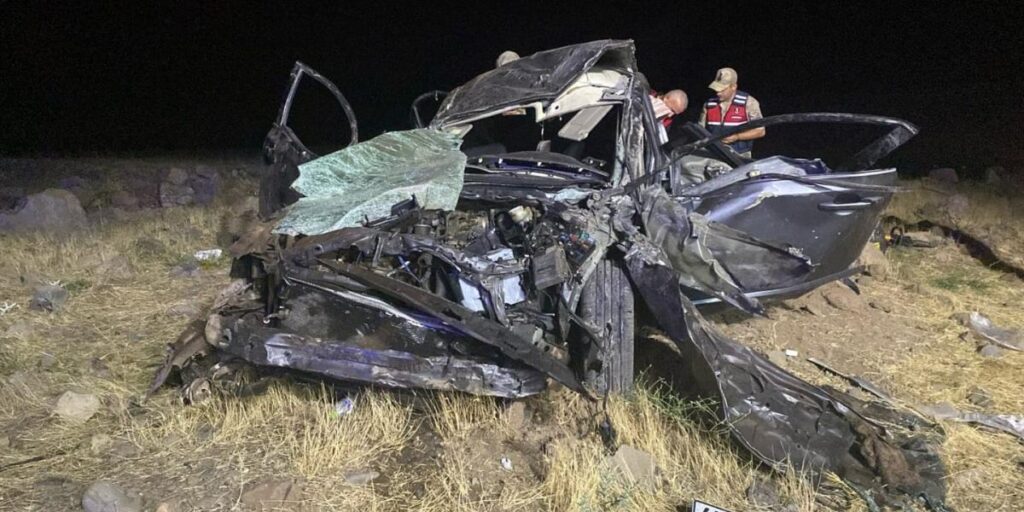 Elazığ’da otomobil şarampole devrildi: 2 ölü, 3 yaralı