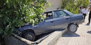 Elazığ’da tekeri patlayan otomobil, kömürlüğün üzerine çıktı