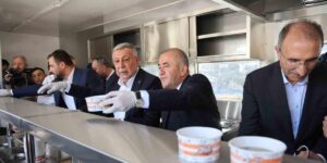 Elazığ’da vatandaşlara aşure ikram edildi