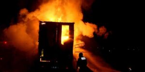 Erzincan’da tırın dorsesi yandı