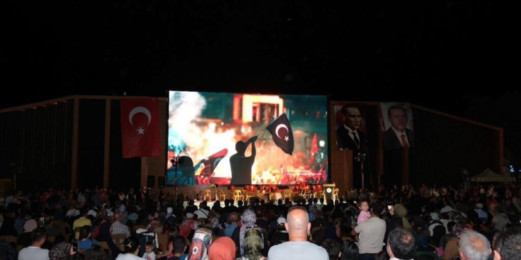 Erzincan’da vatandaşlar 15 Temmuz’da tek yumruk oldu