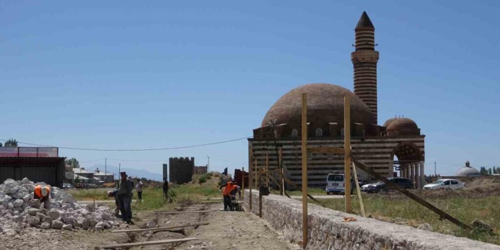 Eski Van Şehri’nin surları ayağa kaldırılıyor
