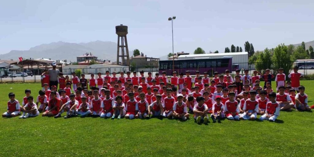 Futbol yaz spor okulu 400’ü aşkın öğrenciyle devam ediyor